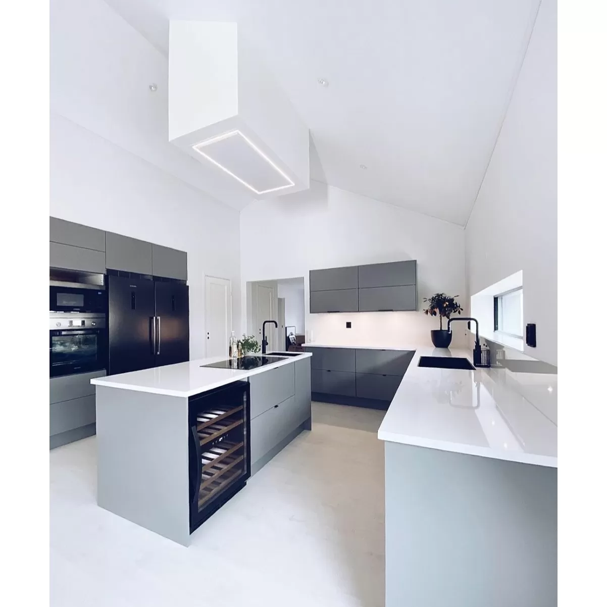 Loftemhætte sort + omkring LED-belysning | PURE| Premium line